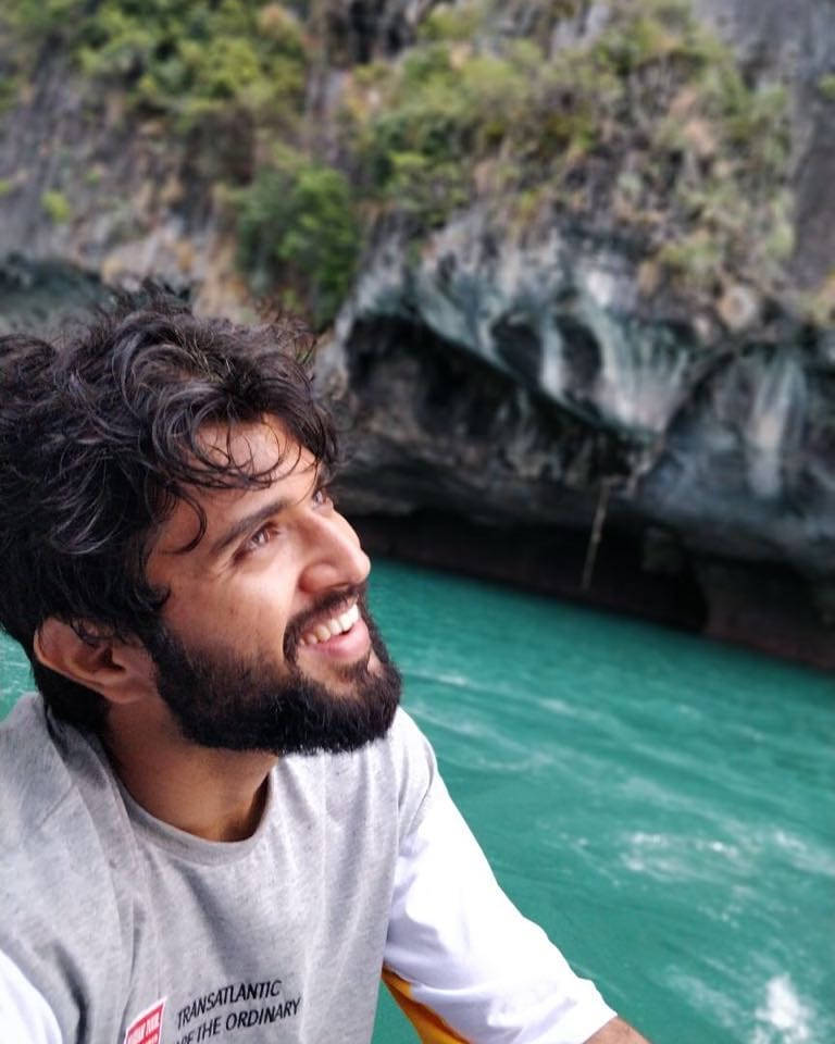 Vijay Deverakonda Smiling On A Beach 4k Wallpaper