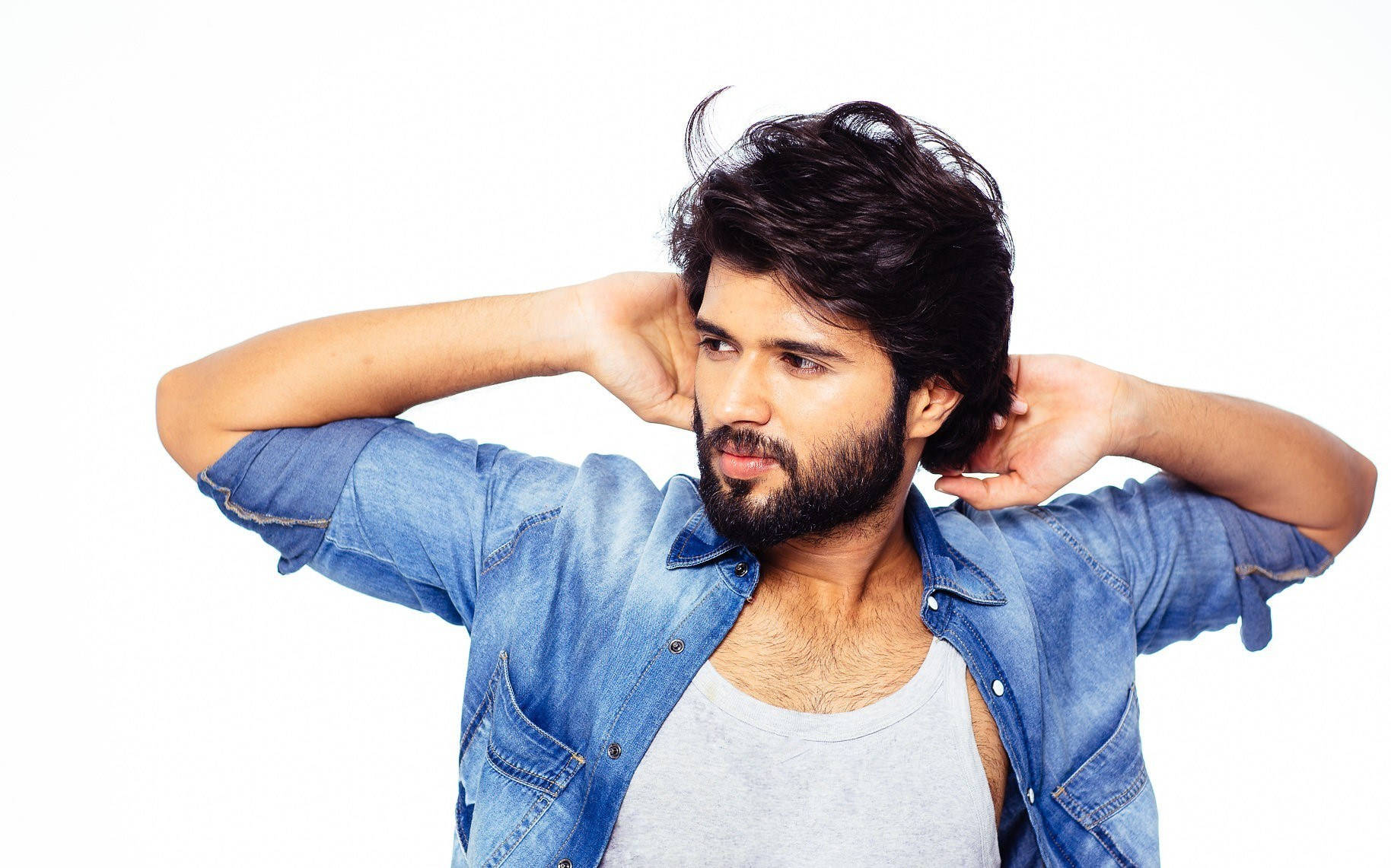 Vijay Deverakonda Sporting Demin Jacket 4k Wallpaper