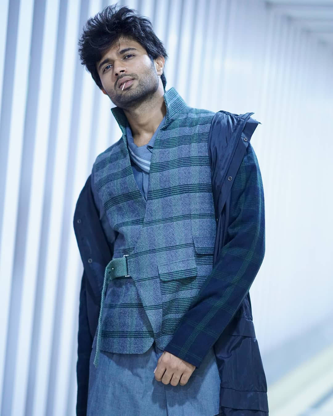 Vijay Deverakonda Vest With Jacket 4k Wallpaper