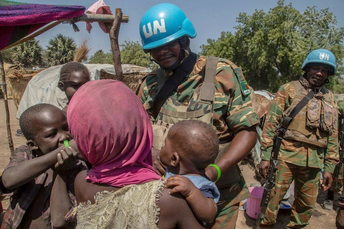 Woman With Kids In Central African Republic Wallpaper