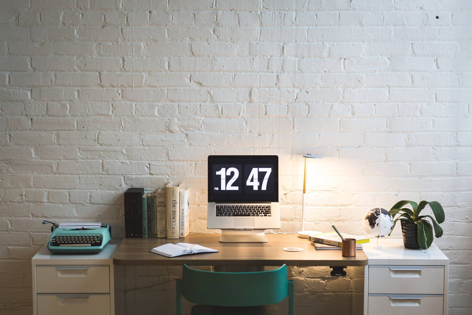 Workspace Clock 4k Hd Laptop Wallpaper