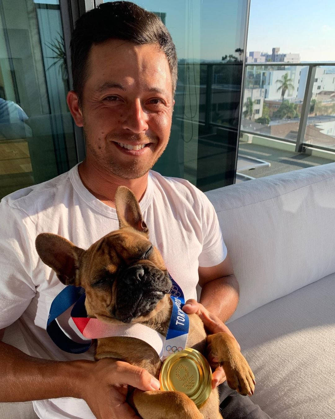 Xander Schauffele With Sleeping Dog Wallpaper