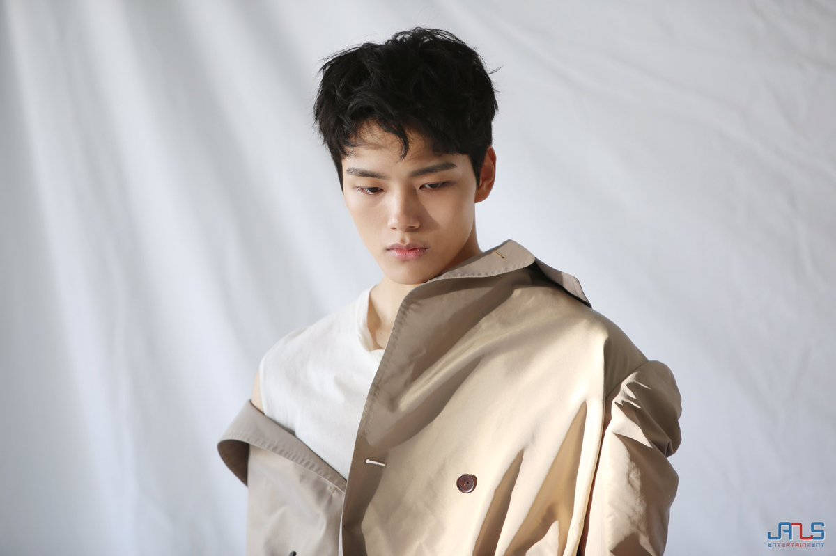 Yeo Jin Goo Looking Sharp In A Janus Entertainment Photoshoot Wallpaper