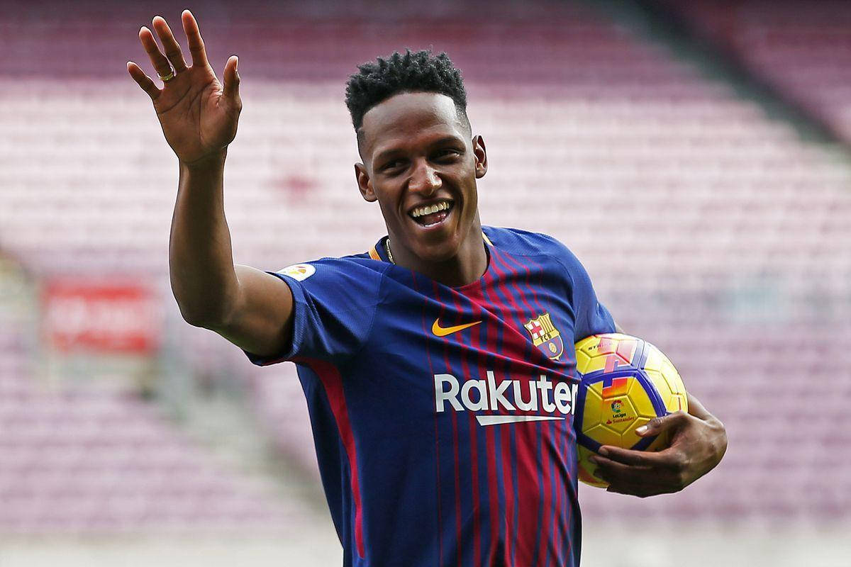 Yerry Mina Waving And Smiling Wallpaper