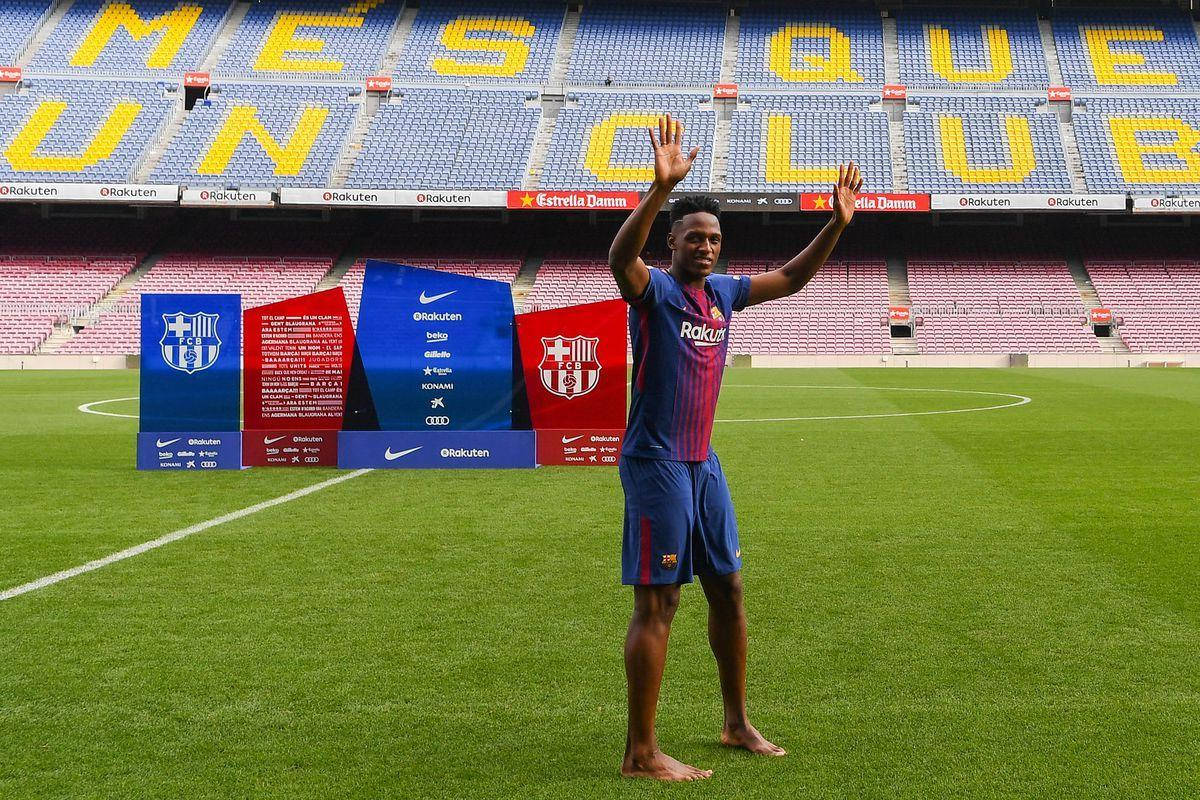 Yerry Mina Waving With Both Hands Wallpaper