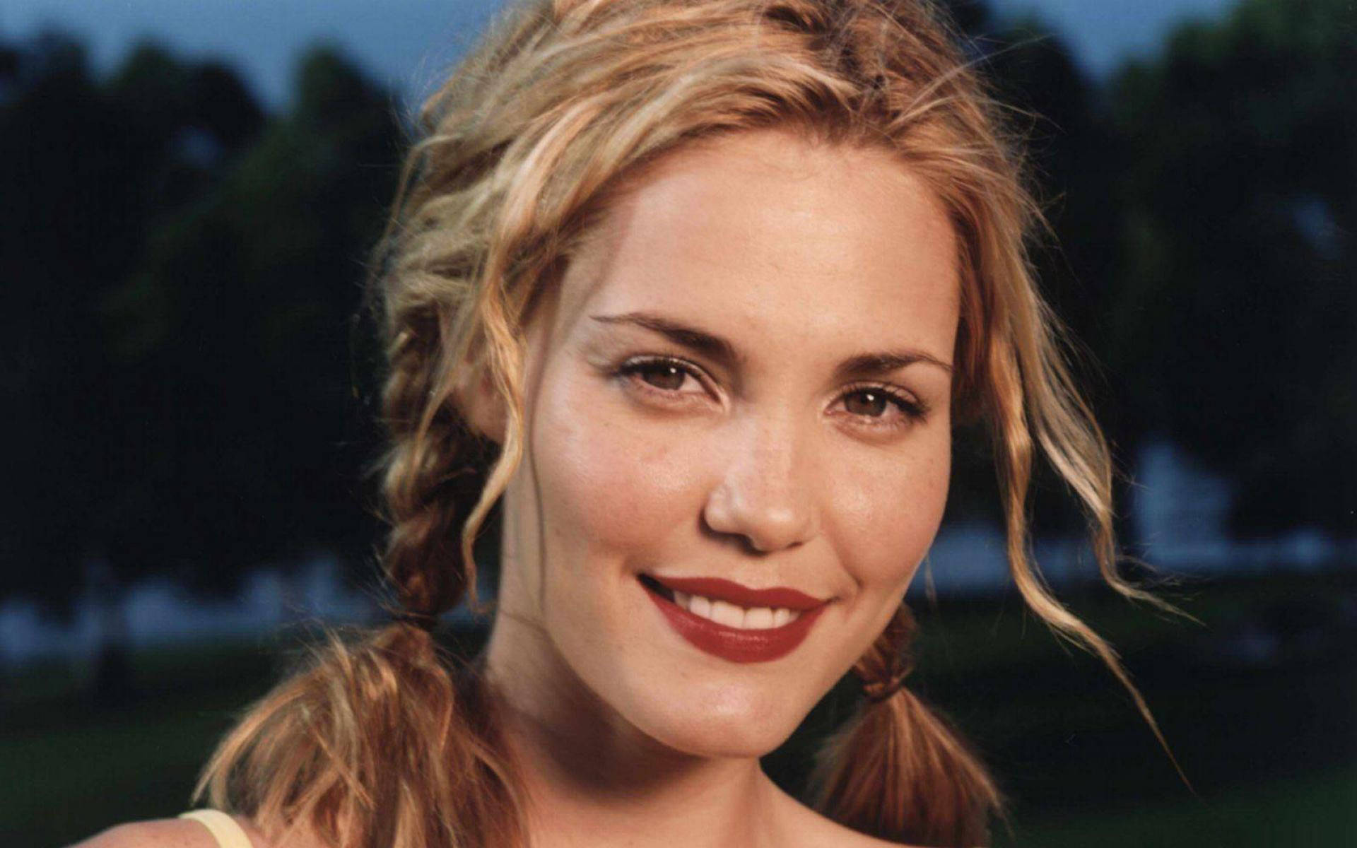 Young Actress Leslie Bibb Smile Wallpaper