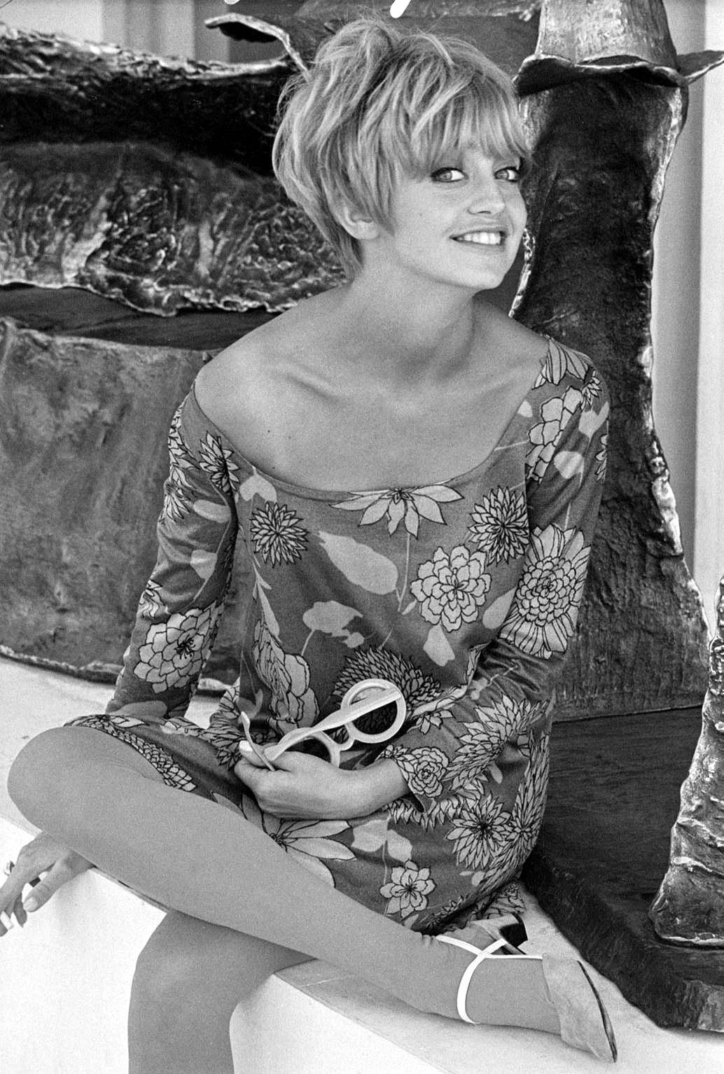 Young Goldie Hawn Black And White Wallpaper