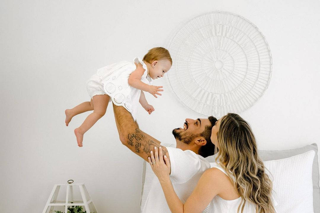 Zach Eflin Carrying His Daughter Wallpaper