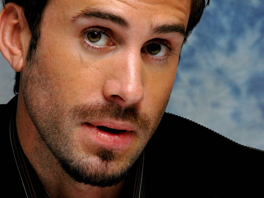 A Captivating Portrait Of Joseph Fiennes Wallpaper