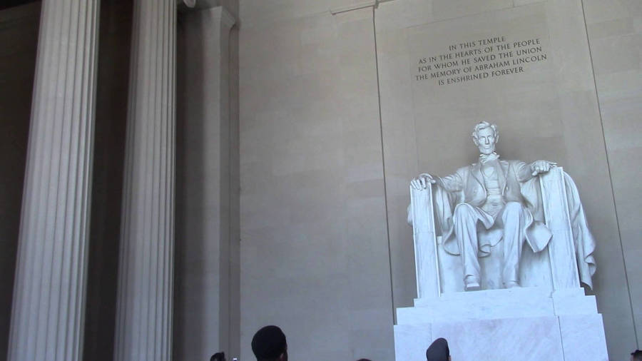 A Crowded Day At The Lincoln Monument Wallpaper