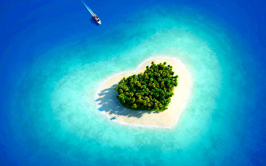 A Glimpse Into Paradise: Maldives Stunning Heart Island. Wallpaper