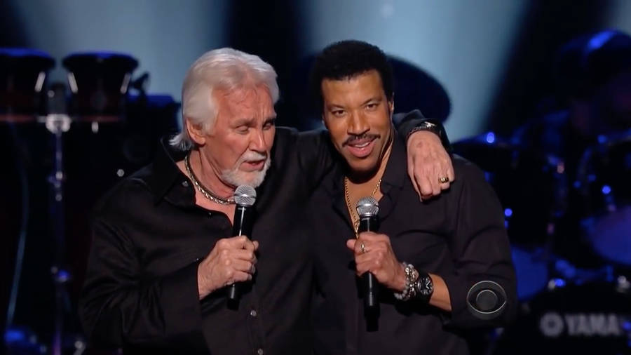 A Legendary Moment: Kenny Rogers And Lionel Richie In Concert Wallpaper