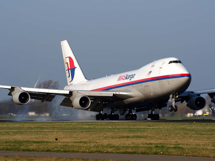 A Peek Into The Majestic World Of Jumbo Jets Wallpaper