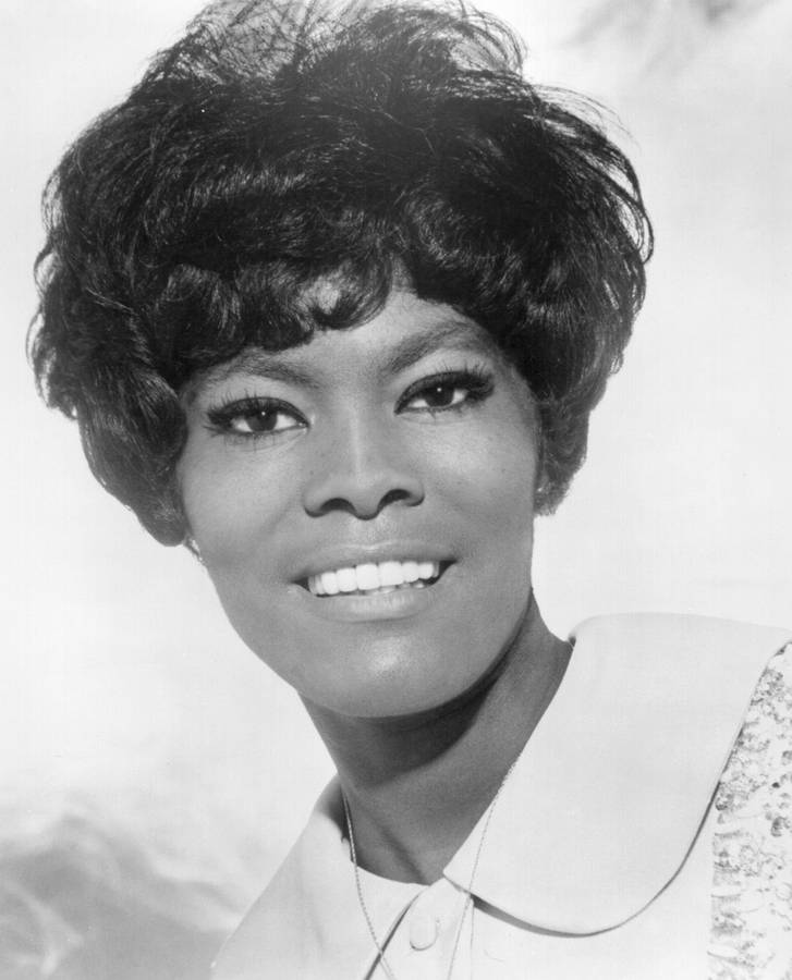 A Smiling Portrait Dionne Warwick Wallpaper