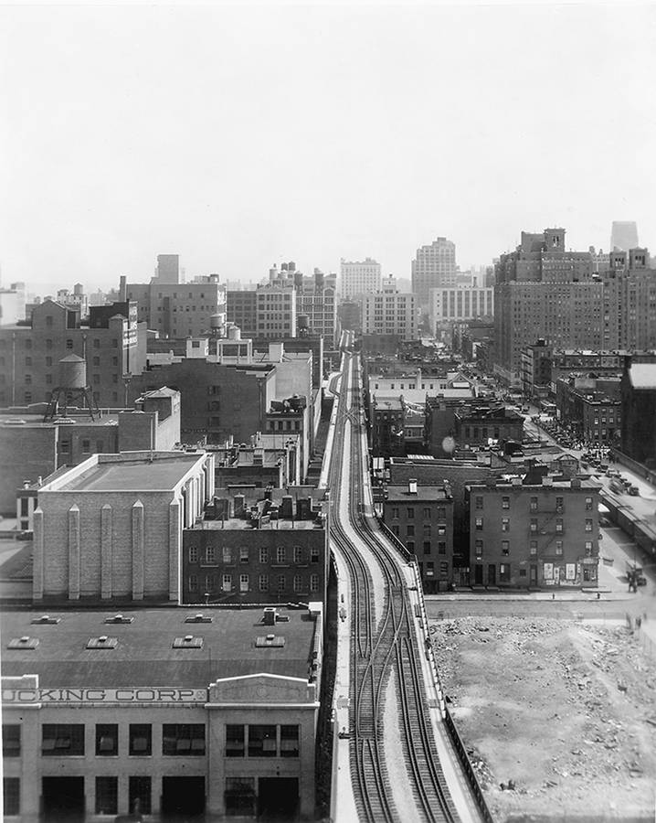 A Striking Black And White Shot Of The High Line, A Serene Urban Getaway In The Heart Of New York City. Wallpaper