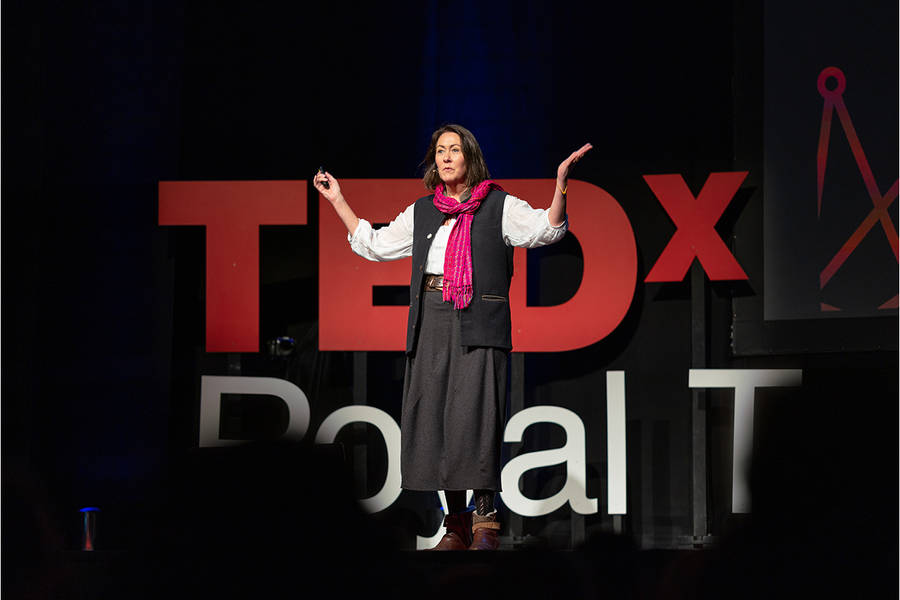 A Woman With Scarf In Tedx Talks Wallpaper