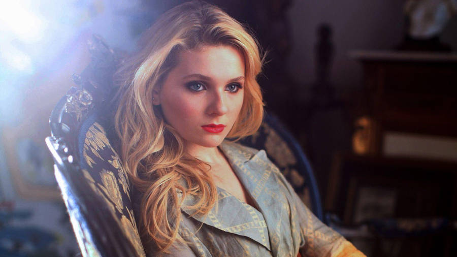 Abigail Breslin Fictional Character Chanel #5 Wallpaper