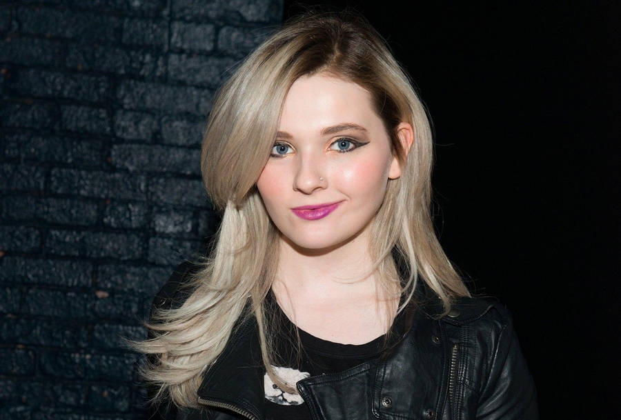 Abigail Breslin In New York Fashion Week Wallpaper