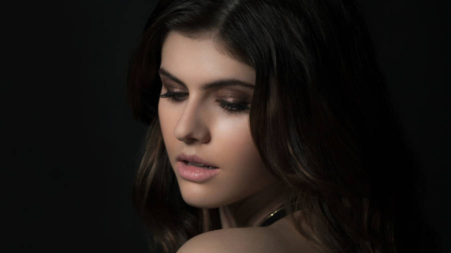 Actress Alexandra Daddario In 4k Resolution Wallpaper