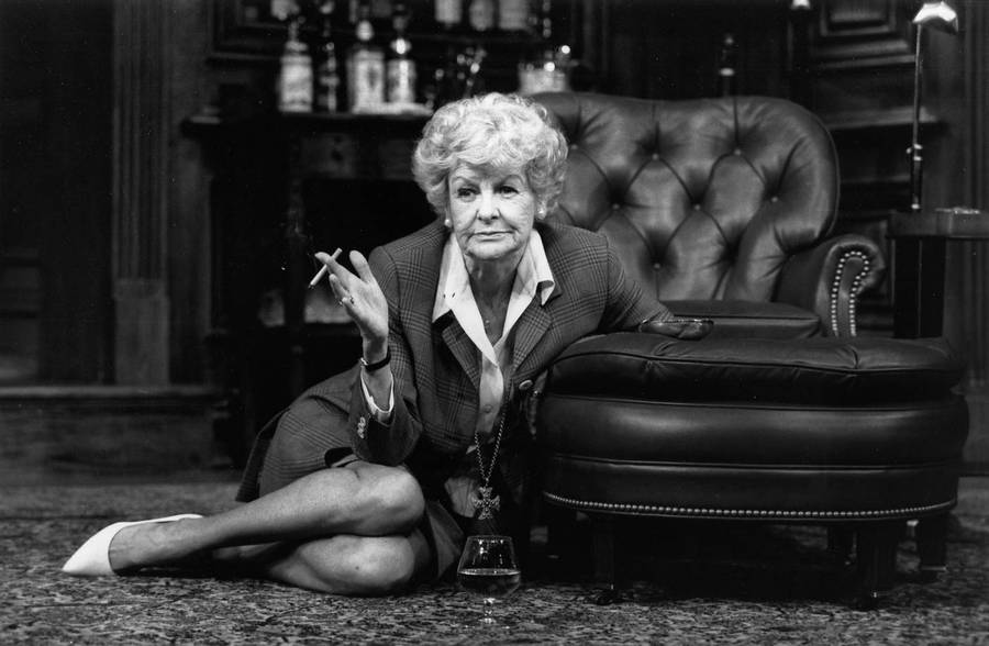 Actress Elaine Stritch Smoking On The Floor Wallpaper