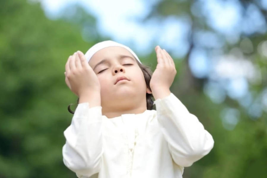 Adorable Praying Islamic Boy Wallpaper