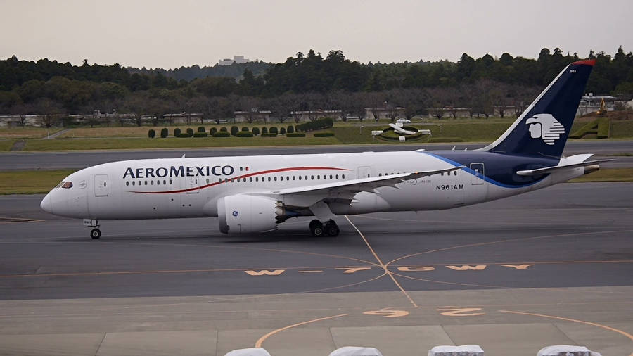 Aeromexico Boeing 787-8 Dreamliner In Mid-flight Wallpaper