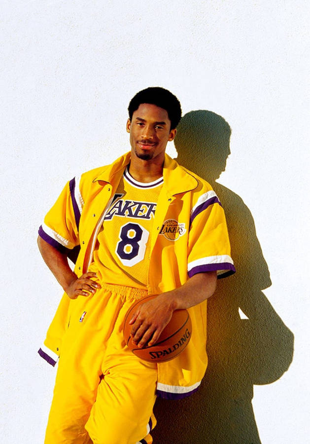 Aesthetic Kobe Bryant Wearing Lakers Jersey Wallpaper