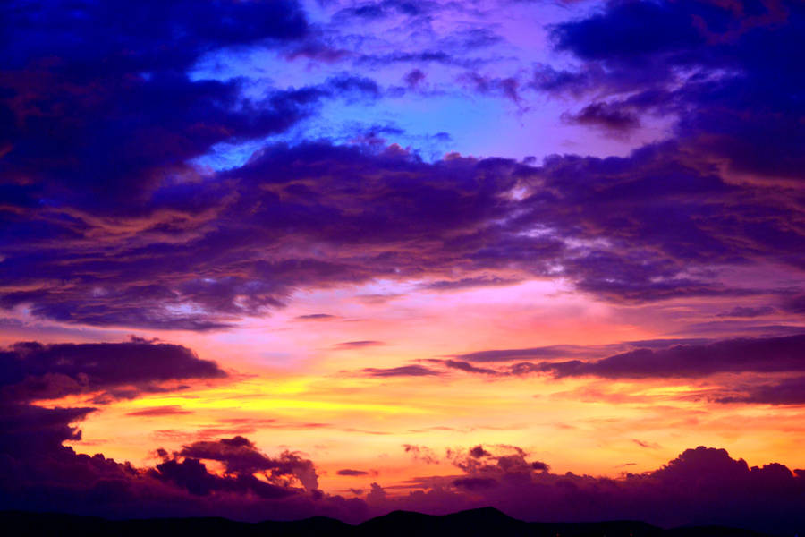 Aesthetic Sky Of Violets And Yellows Wallpaper