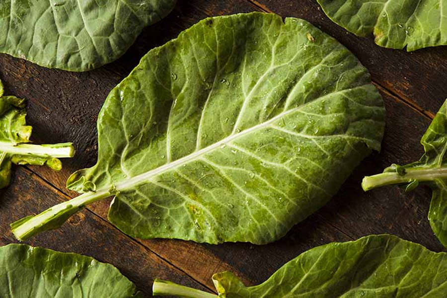 Aesthetic Vegetable Collard Green On Wooden Table Wallpaper