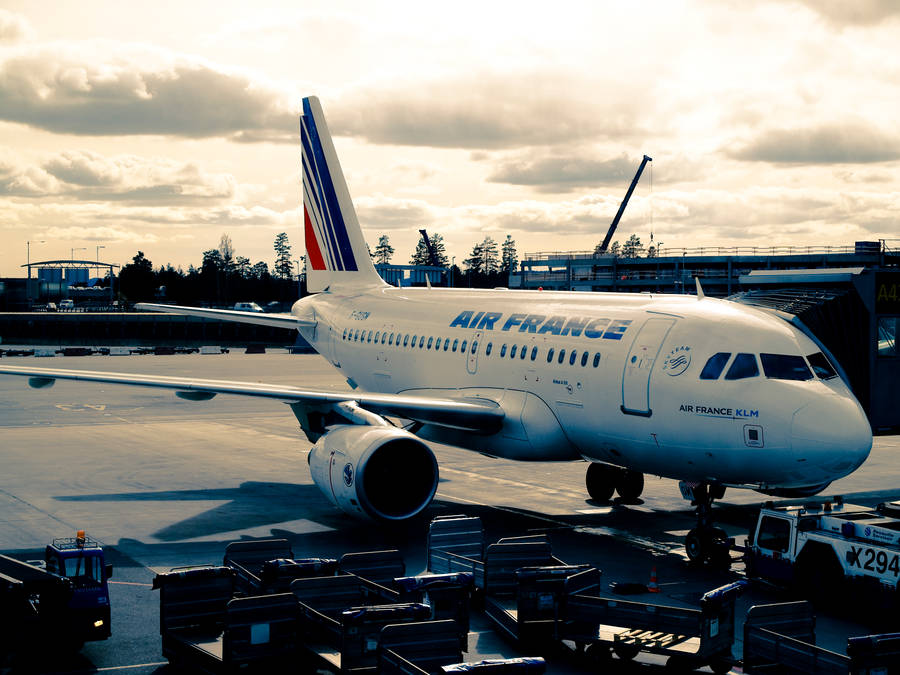 Air France Airbus A318 At Oslo Airport Wallpaper