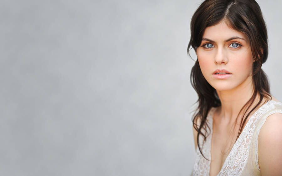 Alexandra Daddario Innocent Face Wallpaper