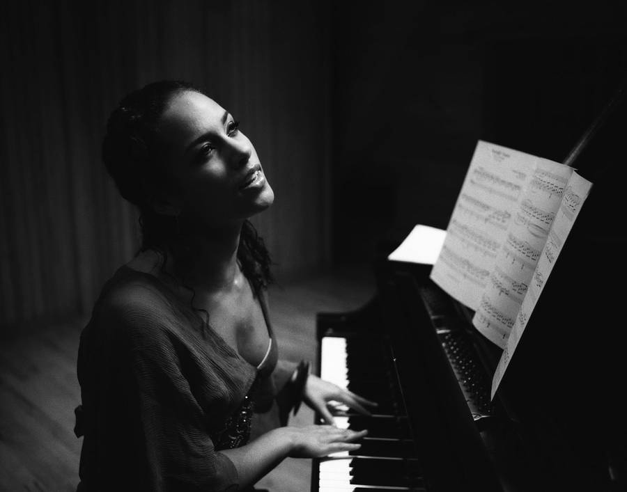 Alicia Keys Playing The Piano Wallpaper