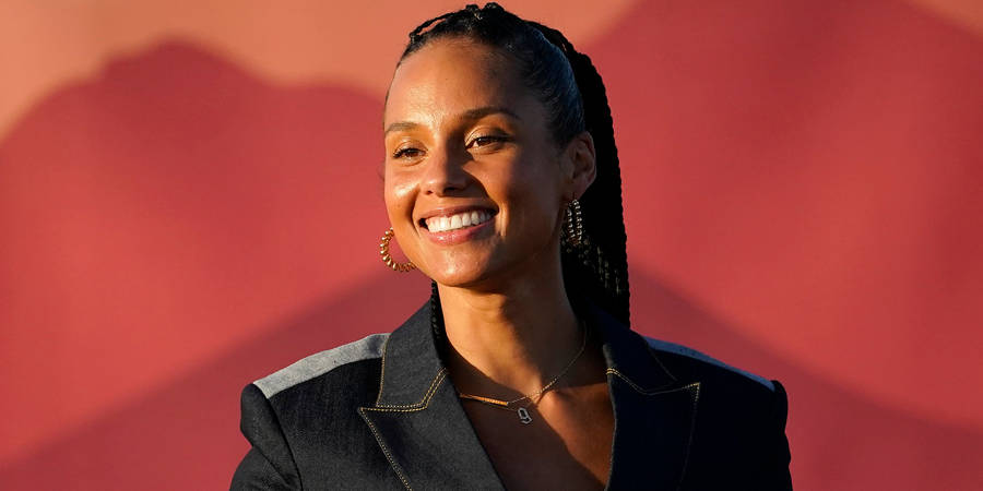 Alicia Keys Smiling Brightly Wallpaper