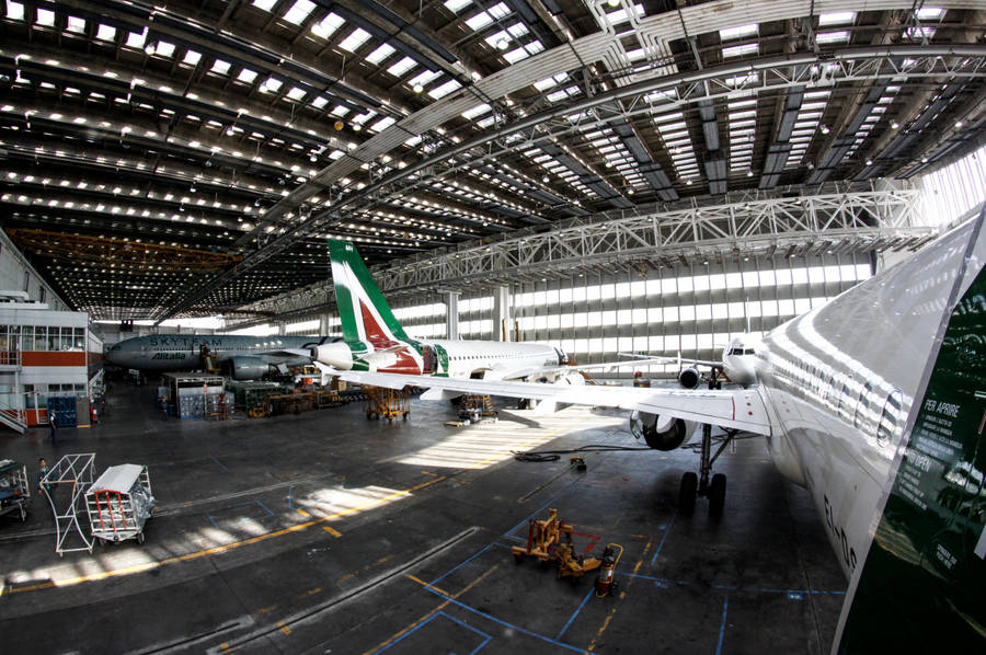 Alitalia In Hangar Wallpaper