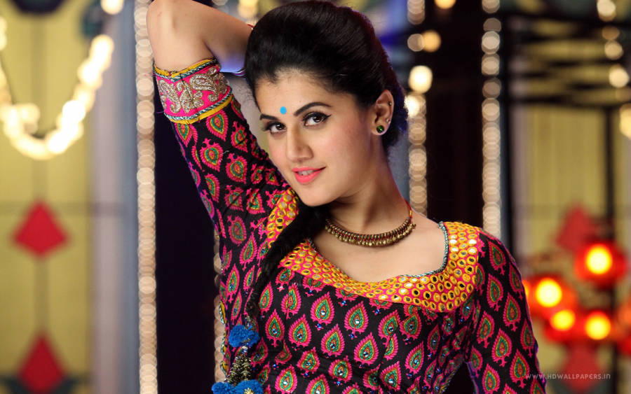 Alluring Shot Taapsee Pannu Wallpaper