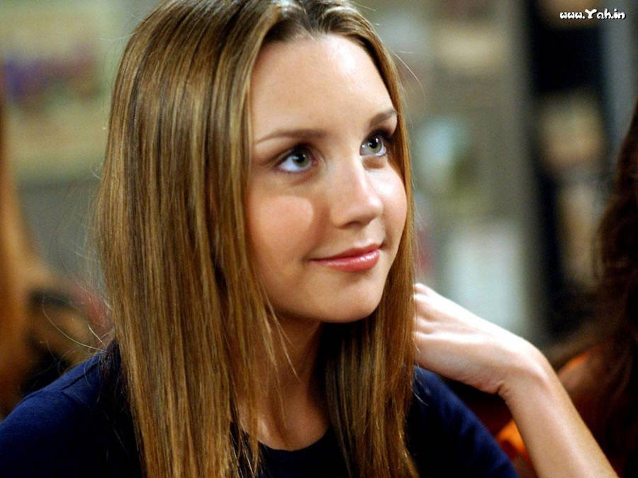 Amanda Bynes Adorable Look Wallpaper