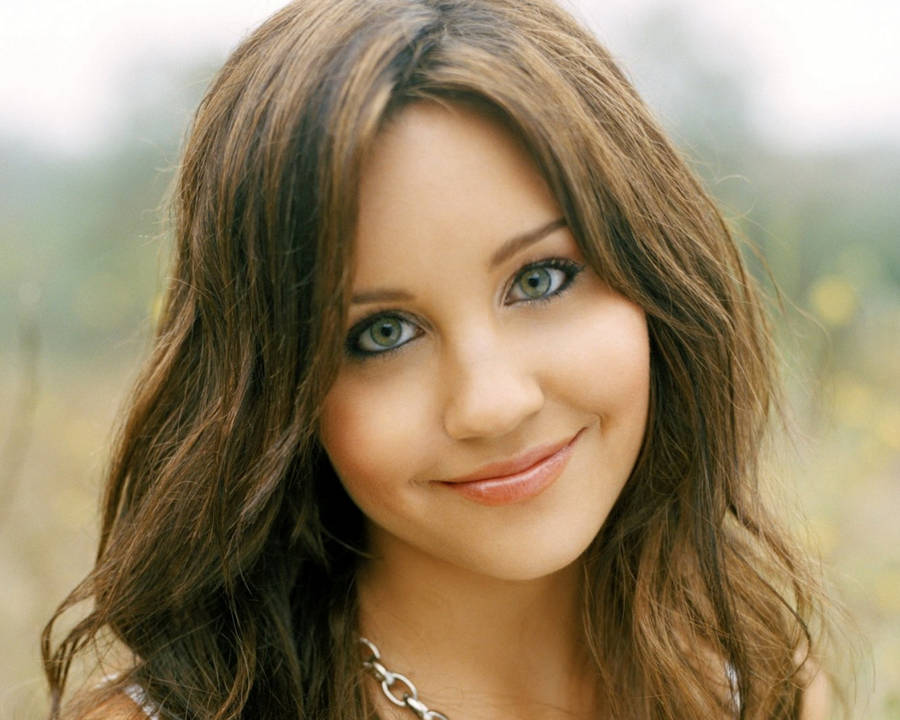 Amanda Bynes Charming Smile Wallpaper