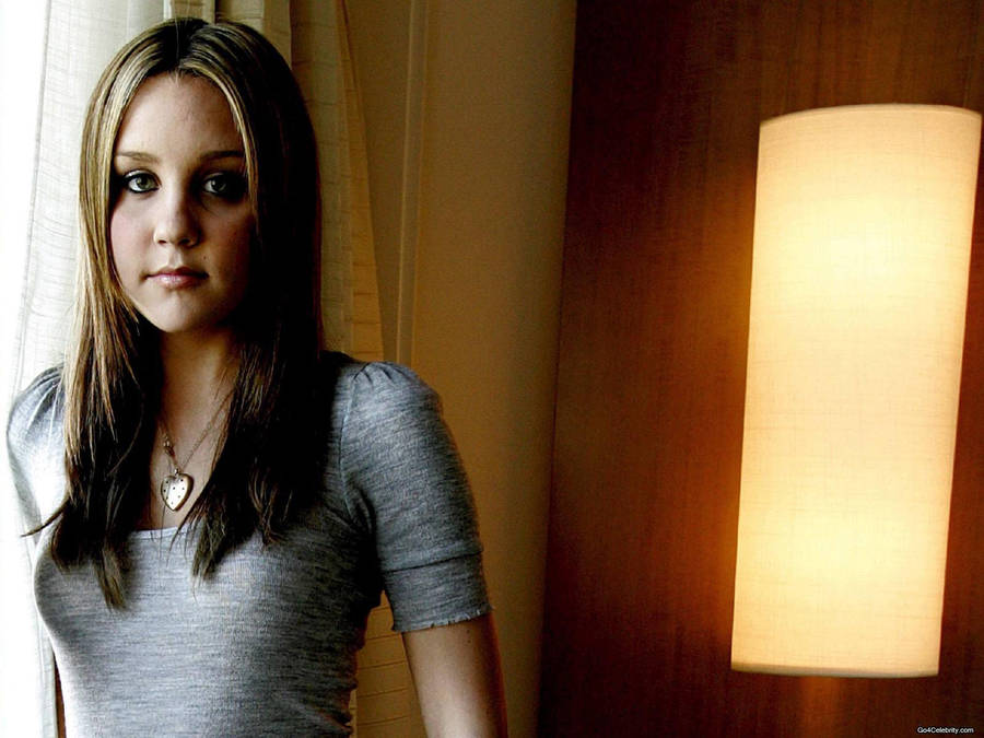 Amanda Bynes Skinny In Gray Wallpaper