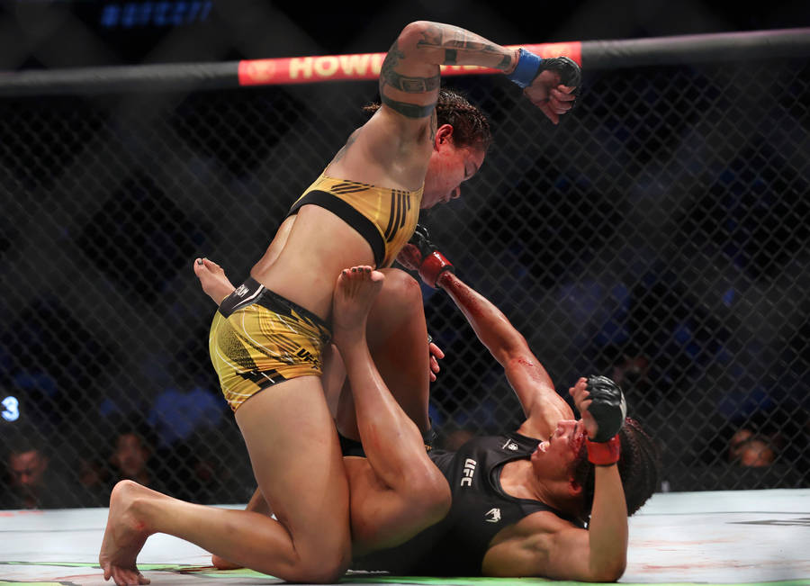 Amanda Nunes Hitting Julianna Peña Wallpaper