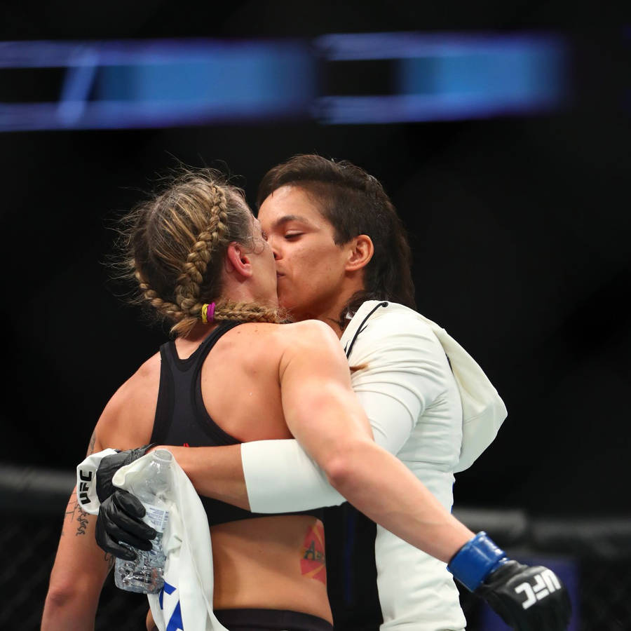 Amanda Nunes Kisses Nina Ansaroff Wallpaper