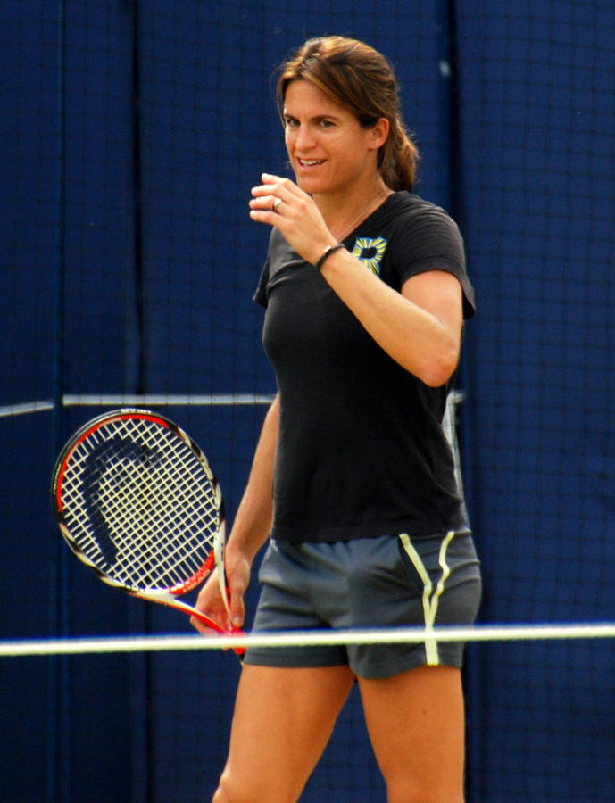 Amélie Mauresmo Resting During Training Wallpaper