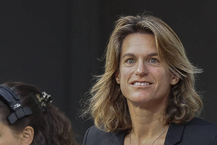 Amélie Mauresmo Watching Match Wallpaper