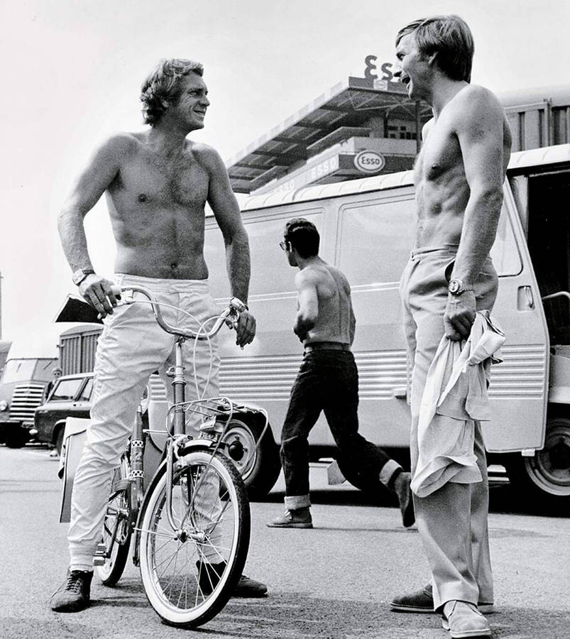 American Actor Steve Mcqueen With His Stuntman Wallpaper