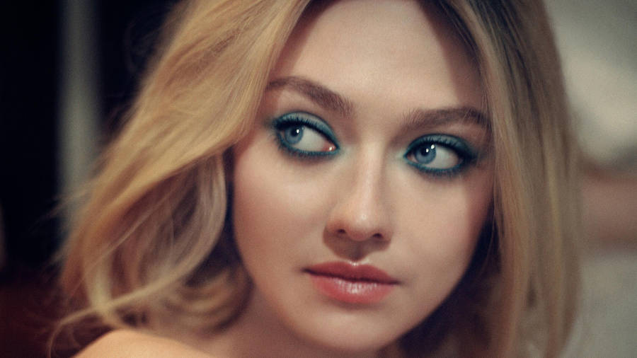 American Actress Dakota Fanning Smokey Eye Makeup Wallpaper