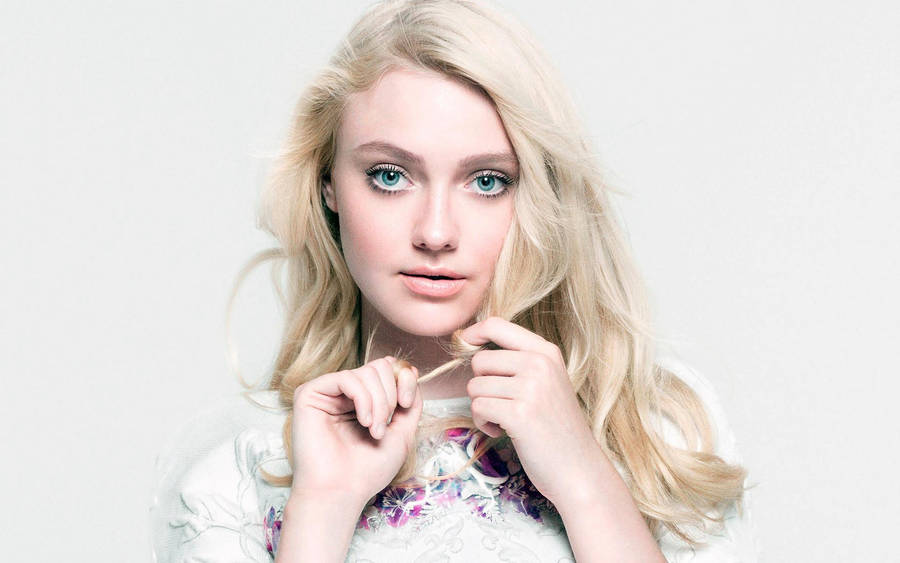 American Actress Dakota Fanning Twisting Hair Pose Wallpaper