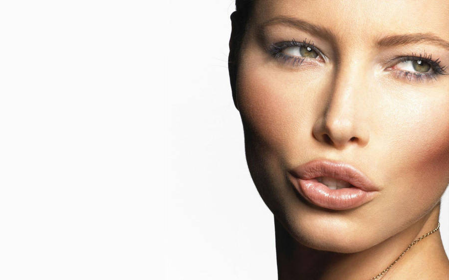 American Actress Jessica Biel Pouty Lips Wallpaper