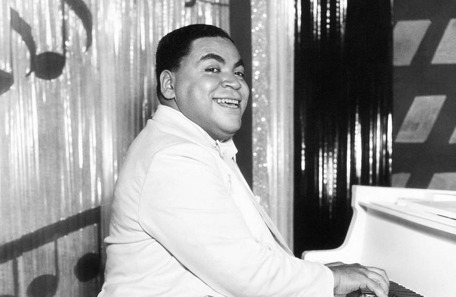 American Jazz Musician Fats Waller Piano Performance Wallpaper