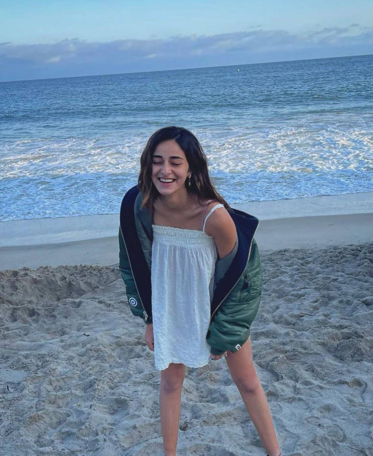 Ananya Pandey Beach Smile Wallpaper