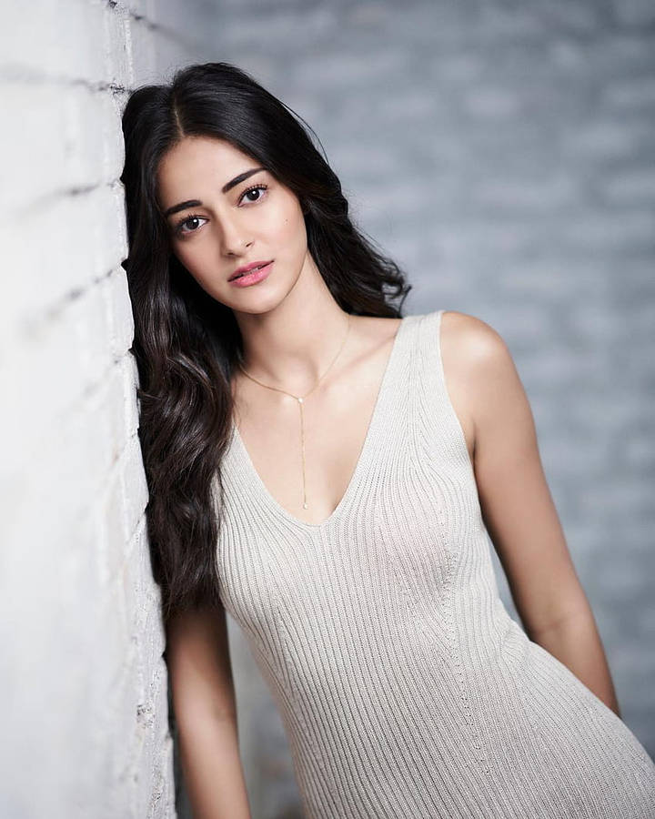 Ananya Pandey Leaning On Wall Wallpaper