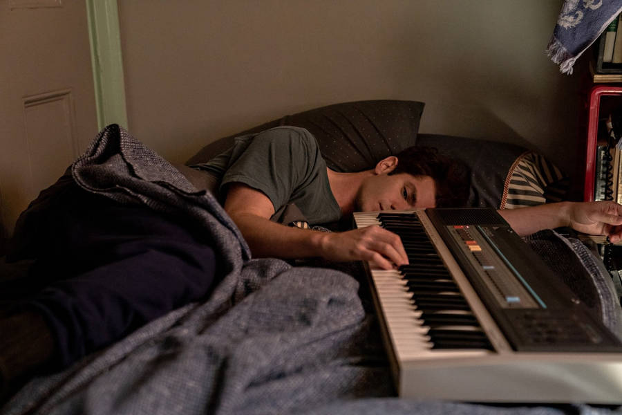 Andrew Garfield Playing Keyboard Wallpaper